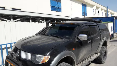 Козирьок на лобове скло (Meliset LED) для Mitsubishi L200 2006-2015 рр — Mitsubishi L200 2006-2015 гг. DianaParts