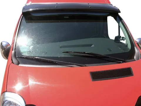 Козирьок на лобове скло (чорний глянець, 5мм) для Renault Trafic 2001-2015 рр — Renault Trafic 2001–2015 гг. DianaParts