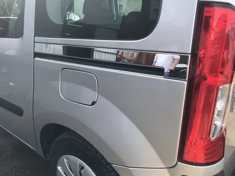 Молдинг під зсувну двері (2 шт., нерж.) для Renault Kangoo 2008-2020 рр — Renault Kangoo 2008–2020 гг. DianaParts