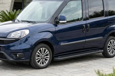 Бокові пороги Allmond Black (2 шт., Алюміній) Стандартна база для Fiat Doblo II 2010-2022 рр — Fiat Doblo II 2010-2022 гг. DianaParts