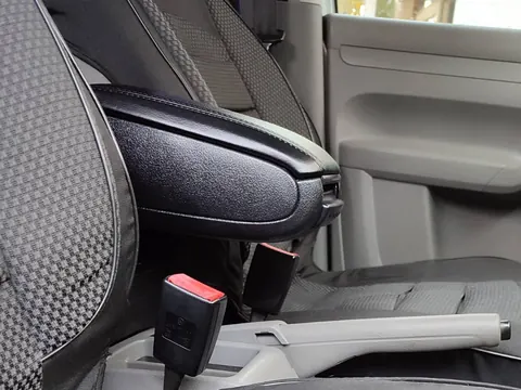 Підлокітник V1 (у підсклянник) Чорний для Volkswagen Caddy 2004-2010 рр — Volkswagen Caddy 2004-2010 гг. DianaParts