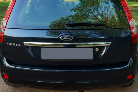 Накладка над номером (нерж.) Carmos - Турецька сталь для Ford Fiesta 2002-2008 рр — Ford Fiesta 2002-2008 гг. DianaParts