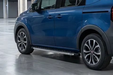 Бокові пороги BlackLine (2 шт., алюміній) Коротка база для Fiat Doblo III 2023- рр — Fiat Doblo III 2023- гг. DianaParts