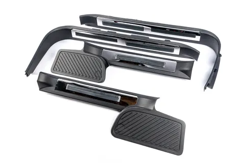 Пороги пластикові з підсвічуванням (чорні) для Toyota Land Cruiser 200 2007-2021 рр — Toyota Land Cruiser 200 2007-2021 гг. DianaParts