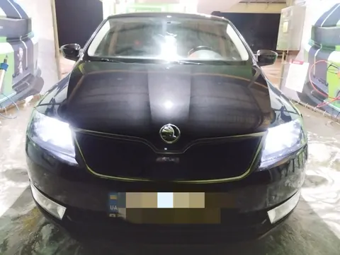 Зимова решітка (верхня) Глянцева для Skoda Rapid 2012-2019 рр — Skoda Rapid 2012-2019 гг. DianaParts