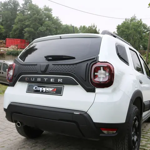 Пластикова накладка на кришку багажника (1 деталь) для Renault Duster 2018-2024 рр — Renault Duster 2018-2024 гг. DianaParts