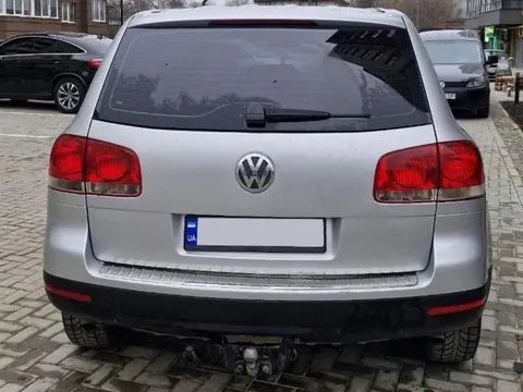 Накладка на задній бампер Carmos (нерж) для Volkswagen Touareg 2002-2010 рр — Volkswagen Touareg 2002–2010 гг. DianaParts