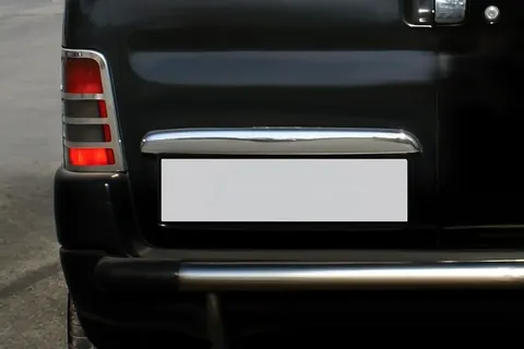 Накладка над номером (2 дв, нерж) для Peugeot Partner 1996-2008 рр — Peugeot Partner 1996-2008 гг. DianaParts