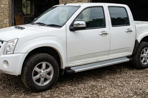 Бокові пороги Maya V2 (2007-2012, 2 шт., Алюміній) для Isuzu D-Max рр — Isuzu D-Max 2002-2011 гг. DianaParts