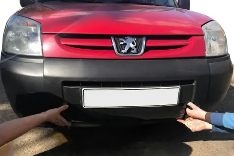 Зимова решітка (2003-2008) Глянцева для Peugeot Partner рр — Peugeot Partner 1996-2008 гг. DianaParts
