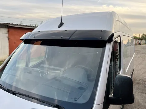 Козирьок на лобове скло (чорний глянець, 5мм) для Mercedes Sprinter W907/W910 2018- рр — Mercedes Sprinter W907/W910 2018- гг. DianaParts