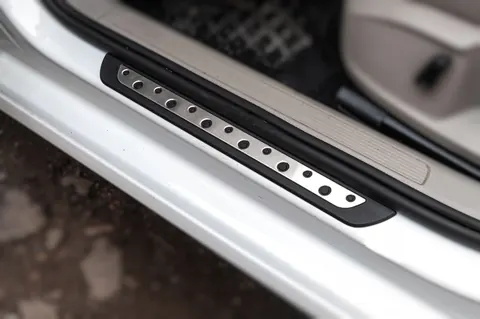 Накладки на пороги Flexill Dotline (4 шт, нерж) для Volkswagen Golf 7/E-Golf 2012-2020 рр — Volkswagen Golf 7/E-Golf 2012-2020 гг. DianaParts