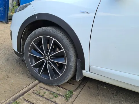 Накладки на арки (8 шт, чорні) SW, метал для Renault Megane III 2009-2016 рр — Renault Megane III 2009-2016 гг. DianaParts